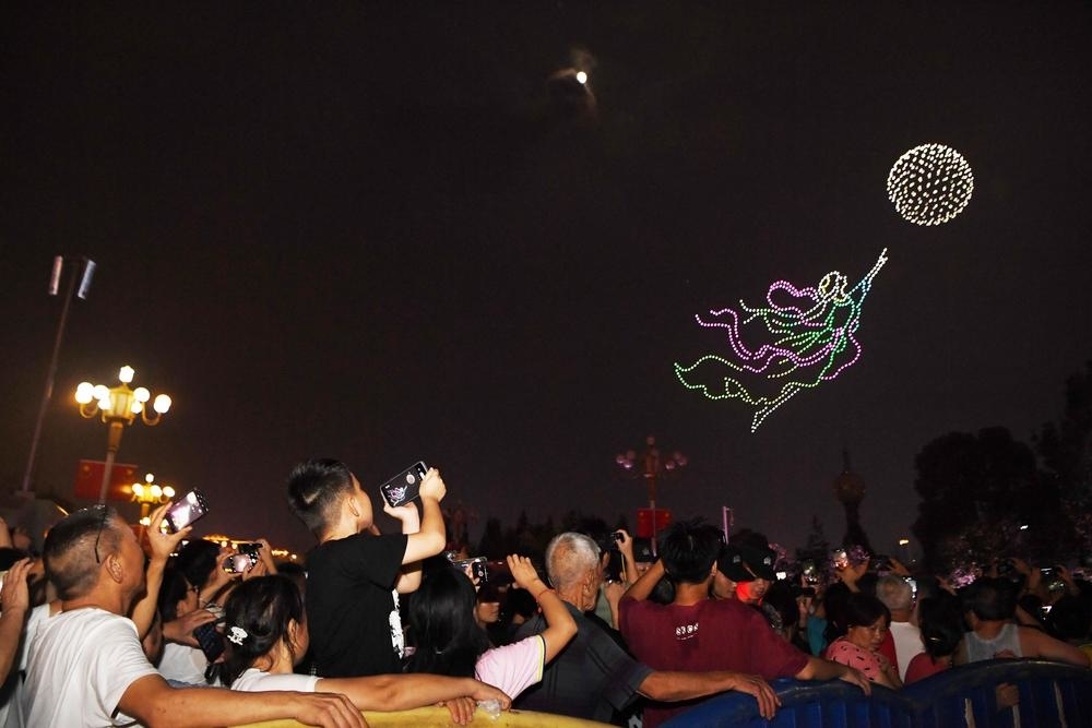 无人机表演。 （记者 易志钟 摄）